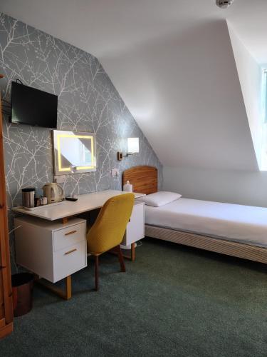a bedroom with a bed and a desk and a desk at River Hotel in Oxford