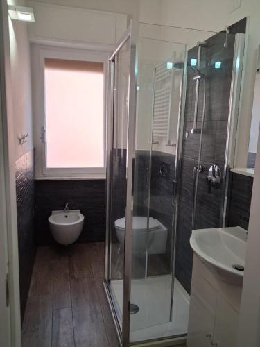 a bathroom with a shower and a toilet and a sink at Bilocale nuovissimo! A due passi dal mare! in Levanto