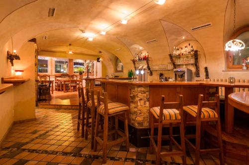 un bar en un restaurante con taburetes de madera en Adler Hotel-Pension, en Fulpmes