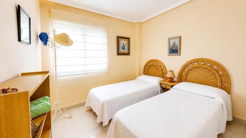 Apartamento Sergi en Denia con terraza, parking y piscina a 150m de la playa by Family Homes
