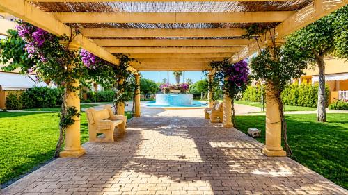 Apartamento Sergi en Denia con terraza, parking y piscina a 150m de la playa by Family Homes
