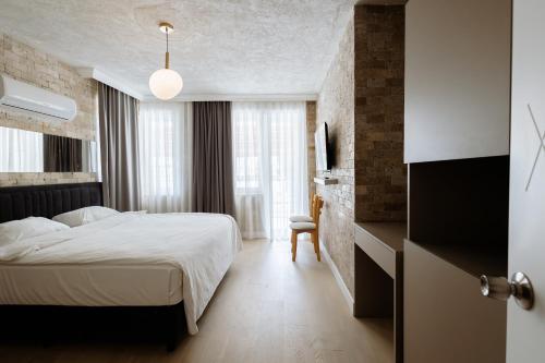 a hotel room with a bed and a window at Arya Pansiyon Konyaaltı in Antalya
