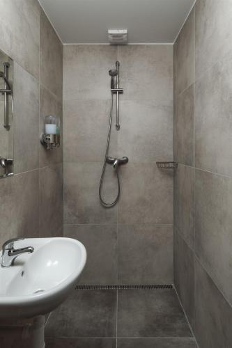 a bathroom with a sink and a shower at Ubytování AMZ in Vrábí