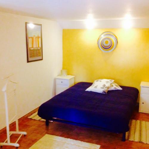 - une chambre avec un lit bleu dans l'établissement Villa Lou Gecko, à Hyères