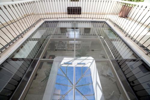 eine Rolltreppe in einem Gebäude mit Glasboden in der Unterkunft Convento Tarifa in Tarifa