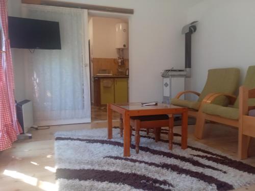 a living room with a coffee table and a couch at Apartman Sobek in Bajina Bašta