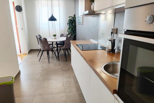 Lara's Apartment - Spacious Island View Free Parking