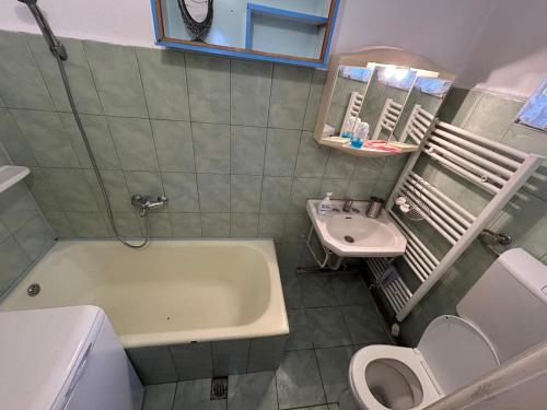 a bathroom with a tub and a toilet and a sink at Krausz Chocolate Guesthouse in Sîntimbru