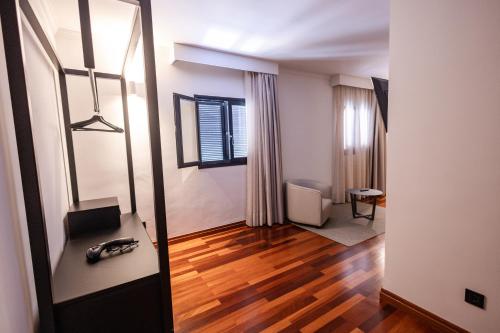 a room with a dressing table and a mirror at Hotel Escuela Santa Brígida in Santa Brígida