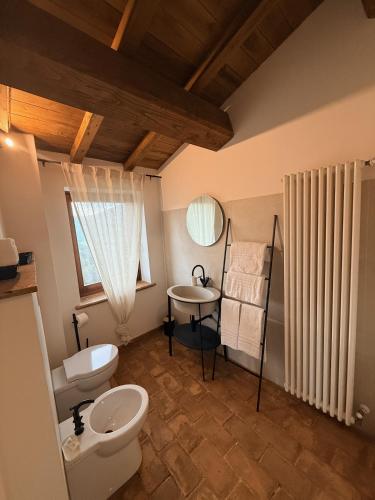 a bathroom with a toilet and a sink at Claustrum di Colforcella in Cascia