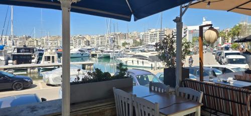 Kou4 - Cozy Room in Pireas - Walk Everywhere