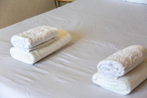 two towels sitting on top of a bed at L'escale bleue in Plomeur
