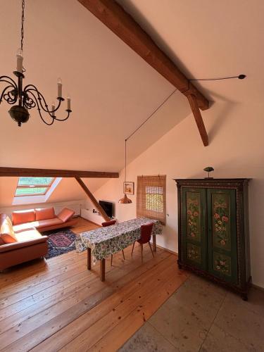 a living room with a table and a couch at Ferienwohnung Bergblick in Bad Aibling