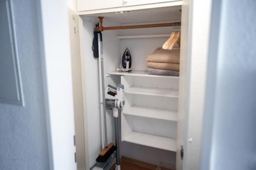 a walk in closet with white shelves at Strandnahe Ferienwohnung mit Privatweg, Spielplatz & Aufzug in Sankt Peter-Ording