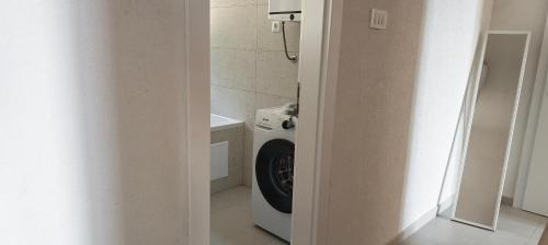 a bathroom with a washing machine in a room at Smit apartman in Novi Vinodolski
