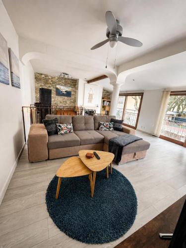a living room with a couch and a table at La Mouette Bleue maison de ville individuelle et climatisée in Martigues