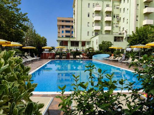Hồ bơi trong/gần Hotel Prestigio