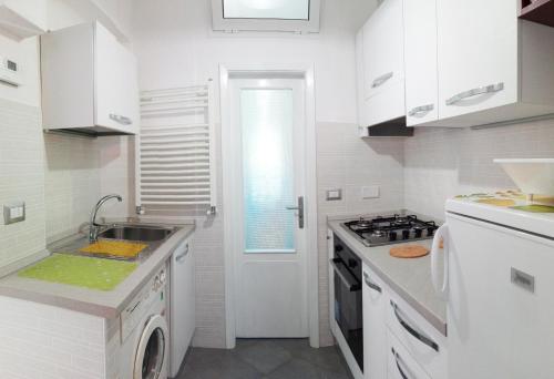 A kitchen or kitchenette at Ferrando Apartment