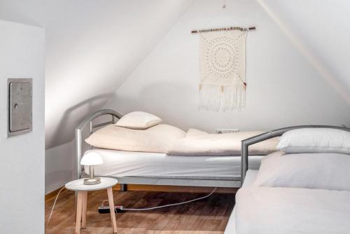 a room with two beds in a attic at Ferienapartment Sunshine in Zwinge