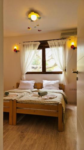 ein Schlafzimmer mit einem großen Bett und einem Fenster in der Unterkunft Gorgeous Hideout in Mostar
