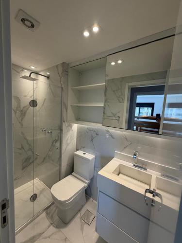 a bathroom with a toilet and a sink and a shower at Piscine Statio Resort Brás in São Paulo