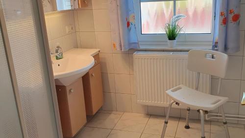 a small bathroom with a sink and a window at Ferienwohnung 2 in Bad Wilsnack