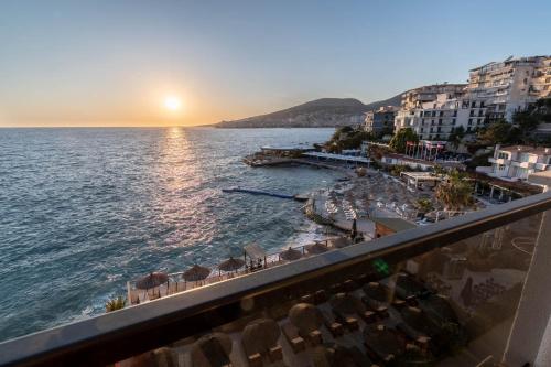 Golden Apartments Beachfront and Swimming Pool