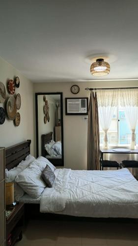 a bedroom with a bed and a large mirror at Relaxing Urban Retreat - Marina Spatial in Piapi