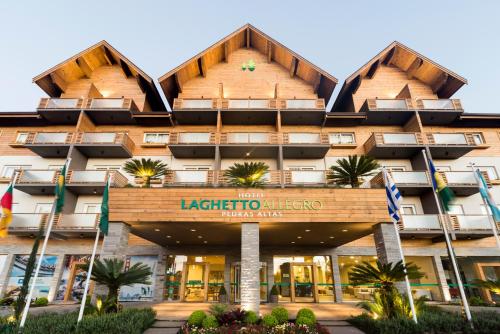 un edificio con un cartel que lee hotel bibliotecario en Hotel Laghetto Pedras Altas, en Gramado