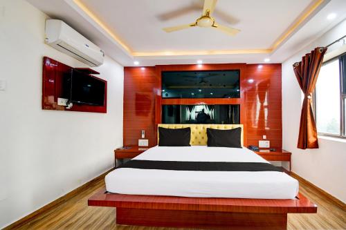 a bedroom with a large bed in a room at Collection O by OYO Flavour in Āsansol