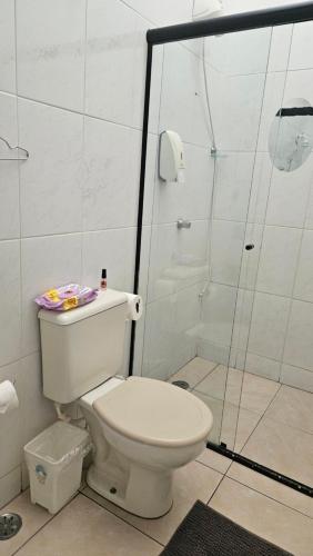 a bathroom with a toilet and a shower at Pousada e SPA Shiva São Sebastião 200mts da praia in São Sebastião