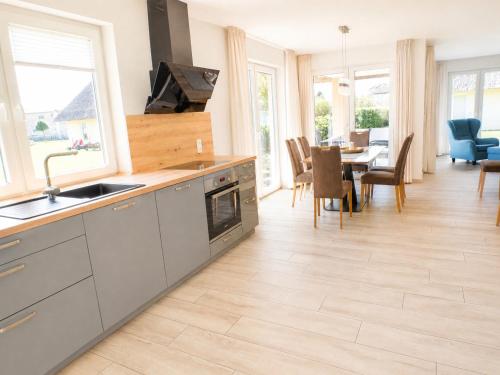 a kitchen and dining room with a table and chairs at Reetdachhaus 5, inkl 2 Parkplätze in Fehmarn