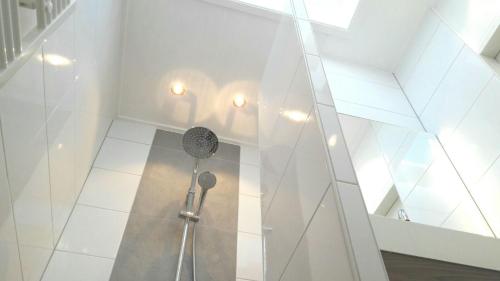 a shower in a room with a glass wall at Kreek Krak in Arnemuiden