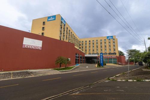 Arrey Gran Hotel في تيريسينا: شارع خالٍ أمام مبنى كبير