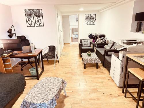 Modern Solo Room, Quiet Workspace & Comfy Bed