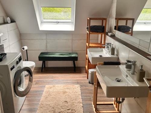 a laundry room with a washing machine and a sink at Ferienwohnung Hafenblick in Neumagen-Dhron