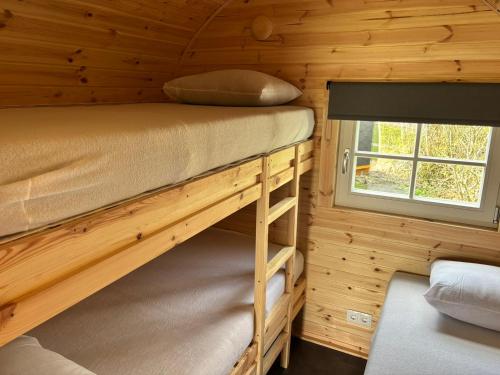 a bedroom with a bunk bed in a log cabin at De Rakken in Woudsend