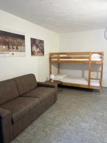a living room with a couch and bunk beds at Maison Sauze Centro in Sauze dʼOulx