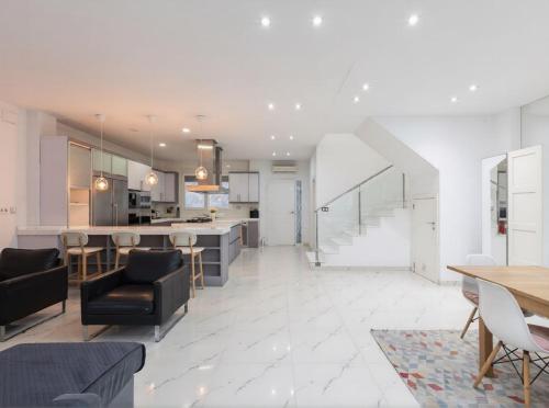 Huge modern home in Valencia city - 3 bedrooms, 2 bathrooms - sleeps 9