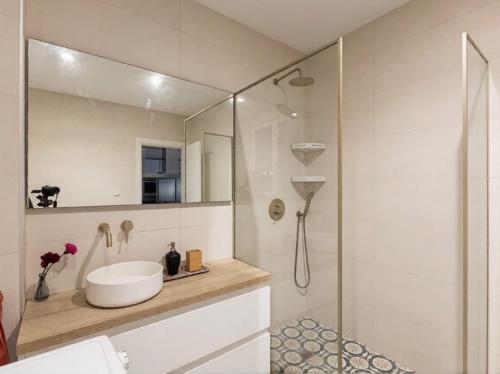 Huge modern home in Valencia city - 3 bedrooms, 2 bathrooms - sleeps 9