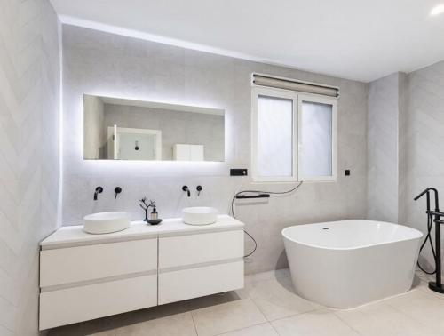 Huge modern home in Valencia city - 3 bedrooms, 2 bathrooms - sleeps 9