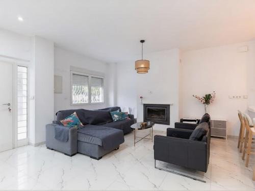 Huge modern home in Valencia city - 3 bedrooms, 2 bathrooms - sleeps 9