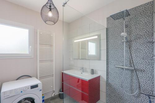a bathroom with a shower and a washing machine at Villa Flora in Balazuc