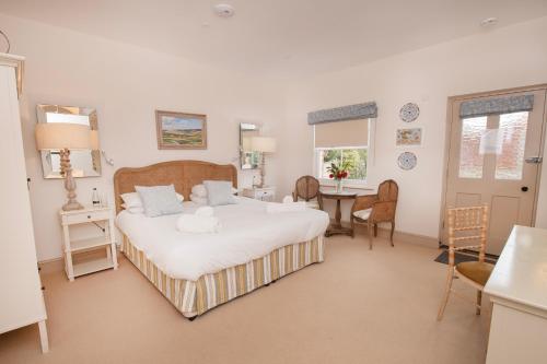ein Schlafzimmer mit einem Bett, einem Tisch und Stühlen in der Unterkunft Carlton Towers Estate - Stapleton Rooms & Parkgate Cottages in Carlton