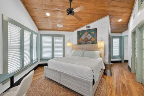 a bedroom with a bed and a ceiling fan at Emil Cottage in Saint Simons Island