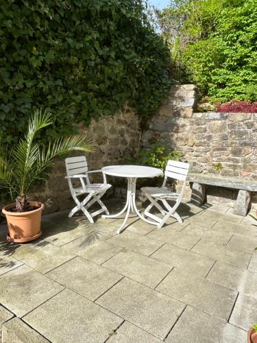 a table and chairs sitting on a patio at Ferienhaus am Schloss in Tittling