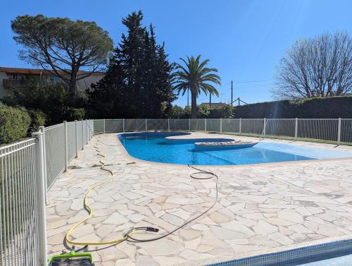 La pause Antiboise, parking et piscine