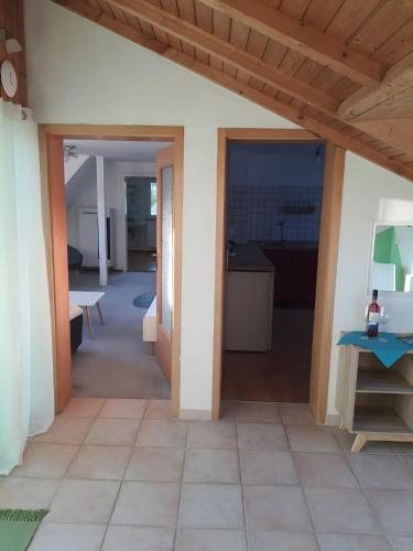 Ein Blick in das Wohnzimmer und die Küche eines Hauses in der Unterkunft Brendle in Sankt Johann