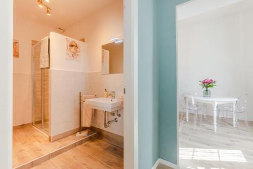 a bathroom with a sink and a table at Le Case di Sonia Maison Mami' in Fucecchio