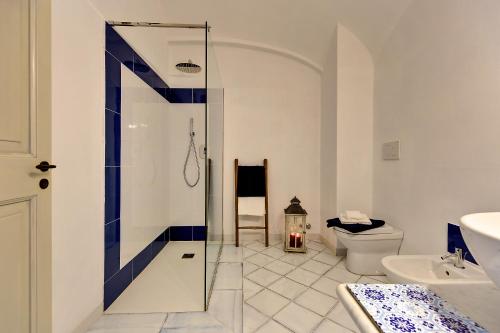 a bathroom with a glass shower and a toilet at Podere Demetra in Novi Ligure